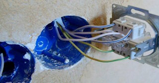 Монтаж проходного выключателя от 560 руб. в Вологде